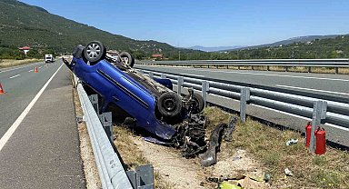 Bariyerlere çarpan hafif ticari araç ters döndü: 3 yaralı