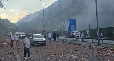 Bariyerlere çarpan kiremit yüklü tırda yangın çıktı