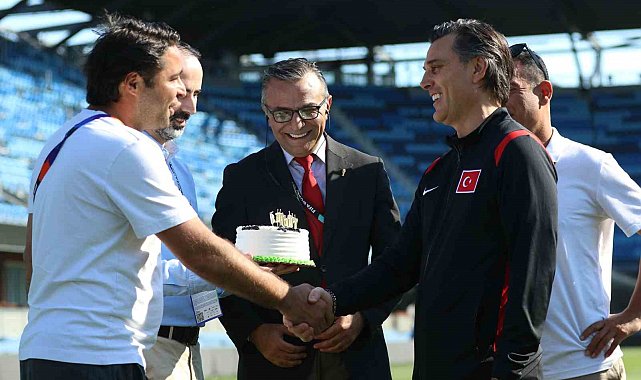 Basın mensuplarından Montella'ya doğum günü sürprizi