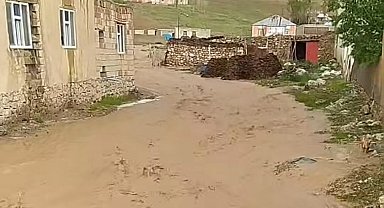 Başkale'de sağanak sonucu sel meydana geldi