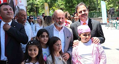 Başkan Çolakbayrakdar, karne sevinci yaşayan öğrencileri tebrik etti