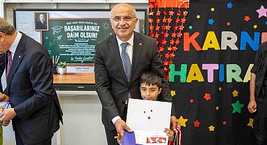 Başkan Er öğrencilerin karne heyecanına ortak oldu