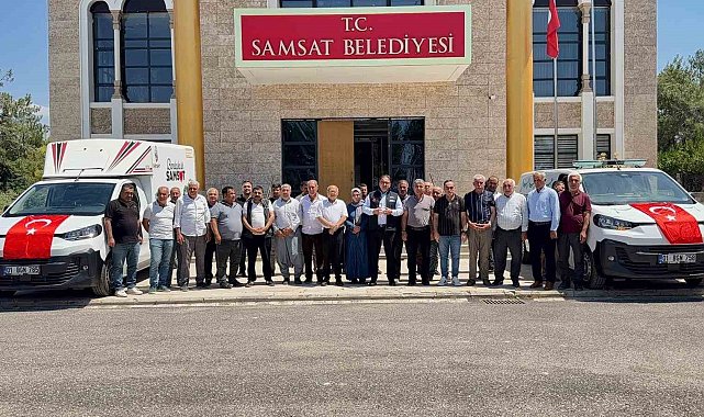 Başkan Fırat, iki aracı şahsi bütçesi ile alarak belediyeye hibe etti