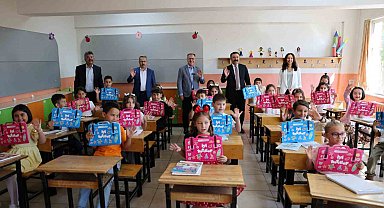 Başkan Özdoğan, Hacılar'da karne coşkusuna ortak oldu