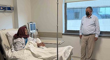Başkan Pütün, Yaşayan İnsan Hazinesi Halime Özke'ye hastanede ziyaret etti