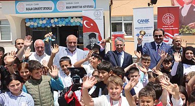 Başkan Sandıkçı, öğrencilerin karne heyecanına ortak oldu