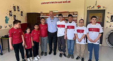 Başkan Yıldız sözünü tuttu öğrencilere milli forma hediye etti