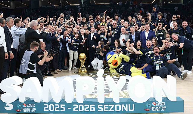 Basketbol Süper Ligi'nde şampiyon Fenerbahçe Beko kupasını aldı