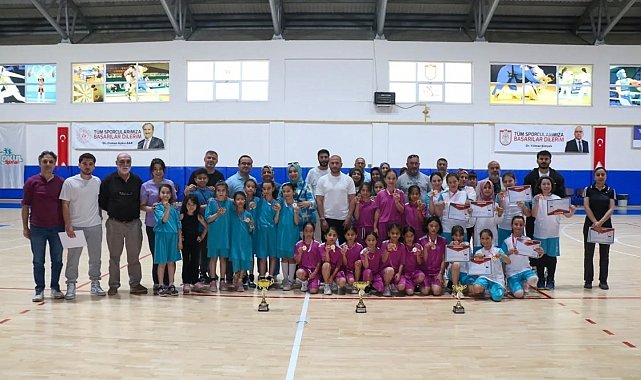 Basketbolda şampiyon Şeyh Şamil İlkokulu