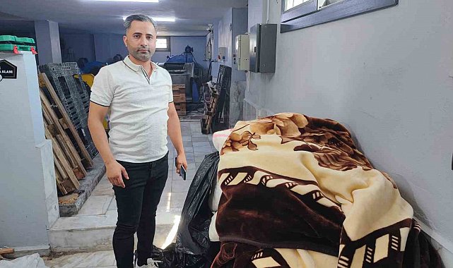 Battaniyenin içinden çıkan para ve cüzdanları teslim etti, yaşlı kadın poşeti sordu
