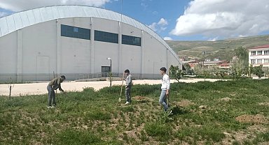 Bayburt'ta öğrenciler 'Yeşil Vatan' için fidan dikti