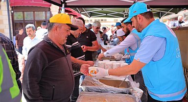 Bayburt'ta vatandaşlara aşure ikram edildi