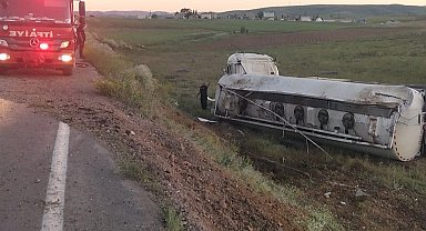 Bayburt'ta yakıt yüklü tanker devrildi: 1 yaralı
