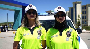 Bayburt'ta yanlış sınav merkezine gelen öğrencinin yardımına kadın polisler yetişti