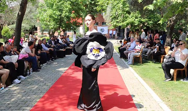 Bayındır'da moda tasarımı defilesi damga vurdu