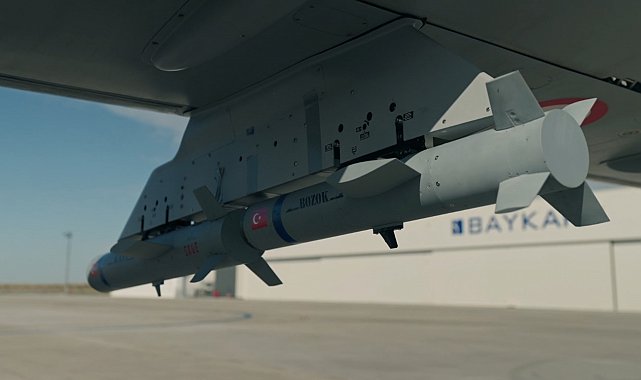 Bayraktar AKINCI TİHA, BOZOK mühimmatı ile harekat halindeki hedefi tam isabetle vurdu