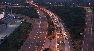 Bayram bitti trafik bitmedi: Düzce geçişinde kilometrelerce kuyruk