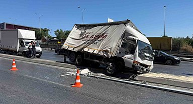 Beylikdüzü E-5'te trafiği kilitleyen kaza