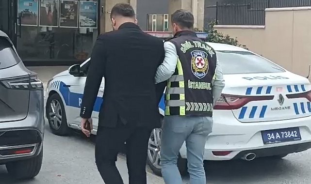 Beylikdüzü'nde araç sürücü motosikletliye saldırdığı anlar kamerada