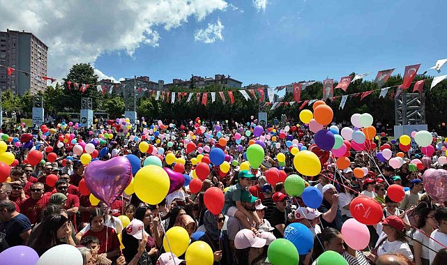 Beylikdüzü'nde kanseri yenen 9 yaşındaki Almira için binlerce balon gökyüzüne bırakıldı