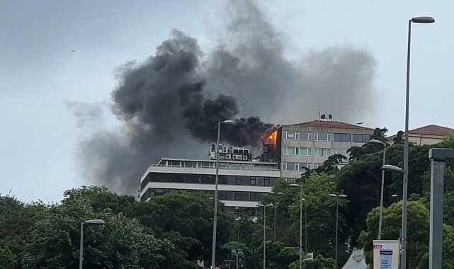 Beyoğlu'nda 5 katlı binanın bacasında çıkan yangın paniğe neden oldu