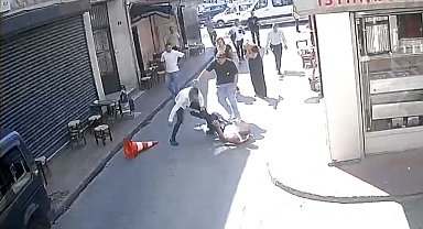 Beyoğlu'nda sarkıntılık iddiası kanlı bitti: Tekme, tokat ve dubayla dövülen şahıs bıçaklandı