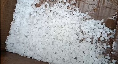 Bilecik'i ceviz büyüklüğündeki dolu vurdu