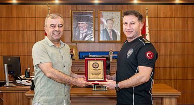 Bilecik'te emekli olan polis memuru Taner'e plaket takdim edildi