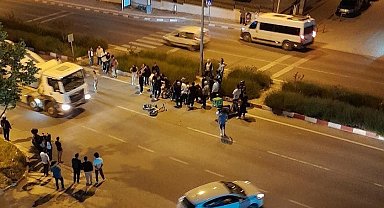Bilecik'te motosiklet ile elektrikli bisikletin çarpışması sonucu 1'i ağır 3 kişi yaralandı