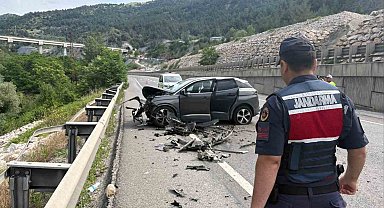 Bilecik'te otomobil tıra arkadan çarptı: 2 yaralı