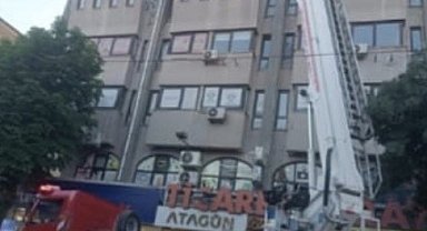 Binanın dış cephesindeki beton parçalar yayaların arasına düştü