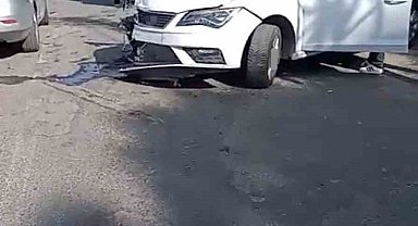 Bingöl'de iki otomobil çarpıştı: 2 kişi yaralandı