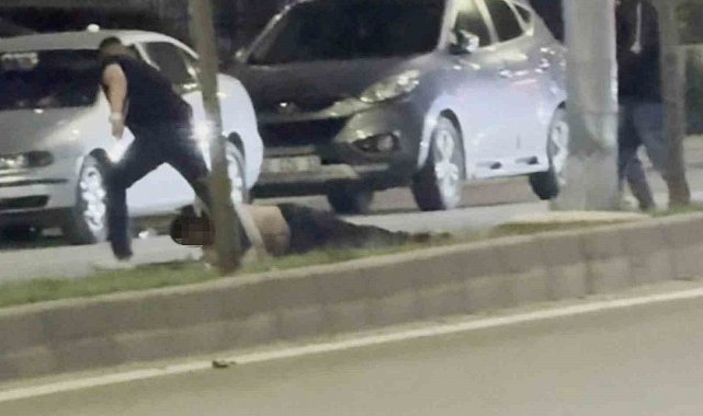 Bir tokatla yere serdiği şahsı sürükleyerek götürdü, o anlar kamerada