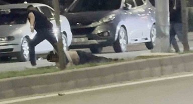 Bir tokatla yere serdiği şahsı sürükleyerek götürdü, o anlar kamerada