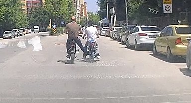 Bisiklet ile motosikleti ayağı ile iterek ilerletti