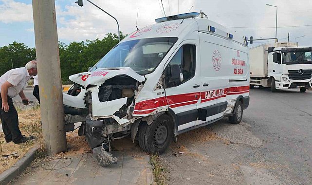 Bitlis'te ambulans ile otomobil çarpıştı: 10 yaralı