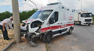 Bitlis'te ambulans ile otomobil çarpıştı: 10 yaralı