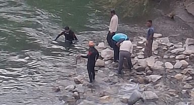 Bitlis'te dereye giren 3 kardeşten biri hayatını kaybetti, diğerini ise baba kurtardı