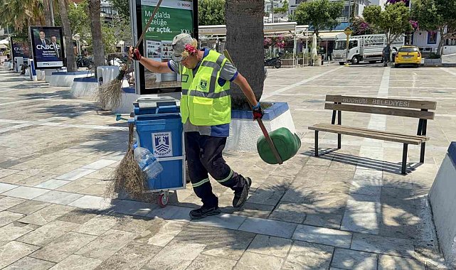 Bodrum sokaklarını müzikle temizliyor