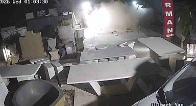 Bodrum'da düğün salonuna dalan otomobilin kaza anı güvenlik kamerasına yansıdı