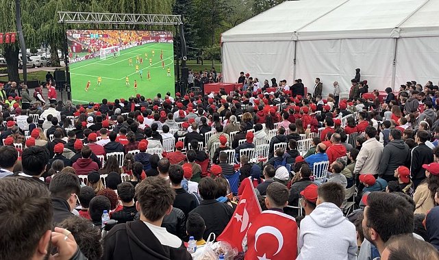 Bolu'da 'Dünya Kupası' coşkusu sokağa taştı: Anıtpark'ta tarihi heyecan