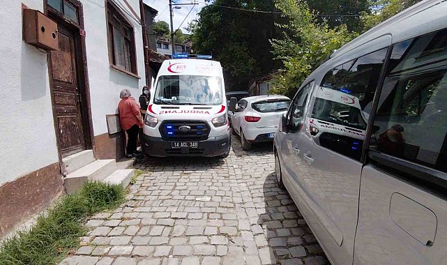 Bolu'da park edilen araçlardan ambulans sokağa giremedi: Sağlık ekipleri hastaya yürümek zorunda kaldı