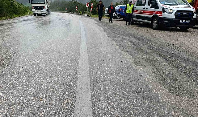 Bolu'da virajı alamayan hafif ticari araç yoldan çıktı: 3 yaralı