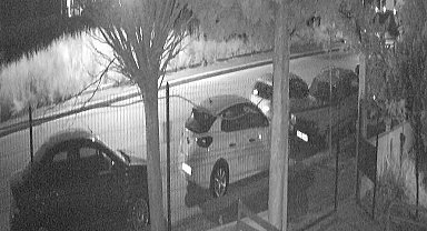 Boş caddede park halindeki araca çarptılar, arkalarına dahi bakmadılar