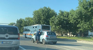 Bozulan aracı polis iterek kenara çekti