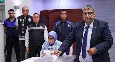 Buca Belediyesi'nde Başkanvekili CHP'li Hüseyin Benzer oldu