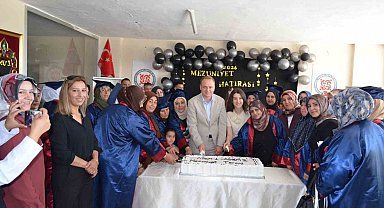 Bulanık'ta okuma yazma öğrenen 50 kadın mezuniyet sevinci yaşadı