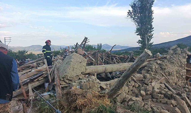 Burdur'da kerpiç ev çöktü: 2 kişi yaralandı, enkaz altındaki büyükbaş hayvan kurtarıldı