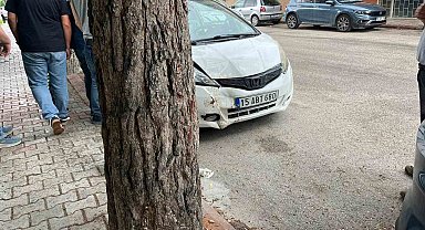 Burdur'da otomobil ağaca çarptı: 1 yaralı