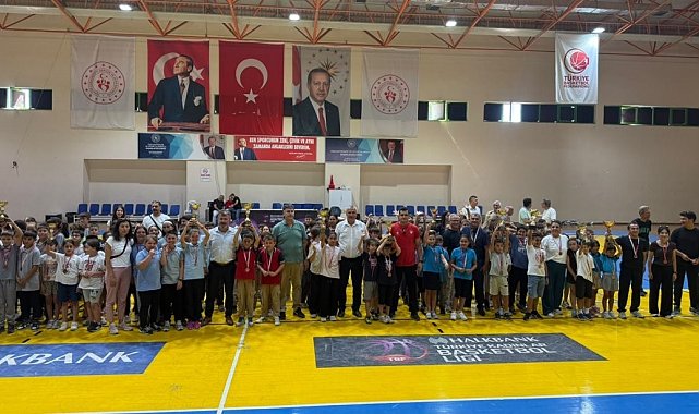 Burhaniye'de Geleneksel Çocuk Oyunlarında dereceye girenlere ödülleri verildi